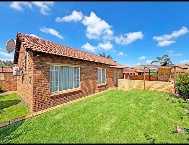 3 BEDROOM TOWNHOUSE FOR SALE IN WILGEHEUWEL
